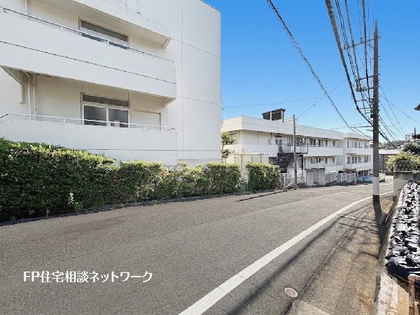 外観:前面道路は幅員6ｍあり、車のすれ違いも出来るのでお車の運転が苦手な方でも安心です。