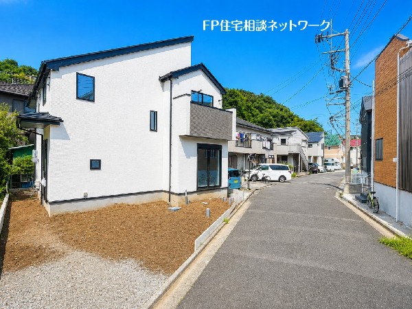 外観:【類似外観同仕様　】施工例のため分譲中の建物とは外壁、屋根開口部等の形状・仕様が異なります