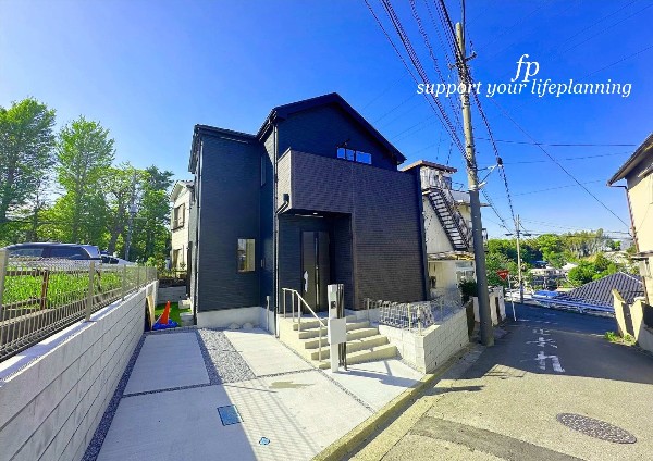 外観:【類似外観同仕様】施工例のため分譲中の建物とは外壁、屋根開口部等の形状・仕様が異なります