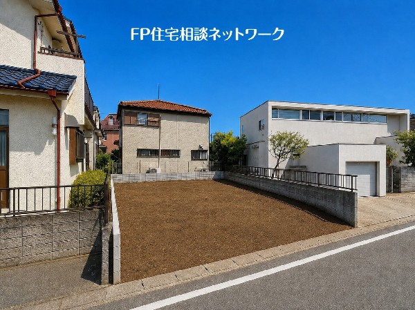 外観:第一種低層住居専用地域の良好な住環境が保たれたエリア。低層の一戸建てを中心とした街並みが整然と続きます。周辺は高い建物がないため、採光や開放性に恵まれ、空が広く緑の多い閑静な趣を感じる環境です。