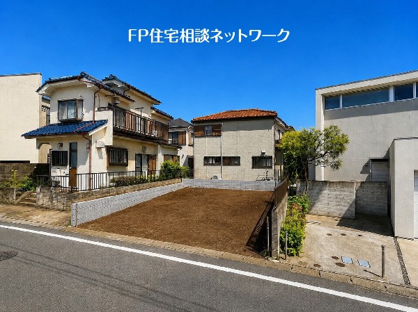 外観:落ち着きある住宅街、一種低層住居専用地域内に位置しています。周囲には高い建物がなく、空が広く開放感があり、陽当りを大きく遮られることもありません。