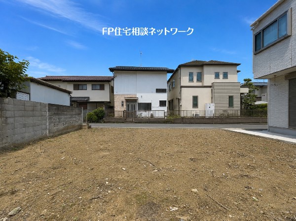 外観:敷地と前面道路との高低差がないフラットな土地。お車の出し入れもしやすく、日々の生活にも嬉しい敷地条件です。