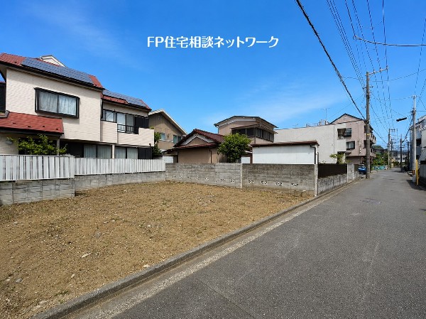 外観:陽当たりが期待できる南道路に面した立地。前面道路は幅員約4.5ｍを確保しており、開放感のある住環境です。