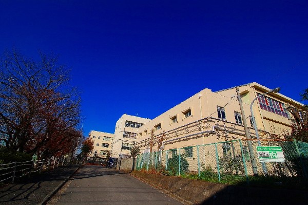 周辺環境:城郷中学校(昭和22年開校で生徒数は700名以上。近隣の中学校と比較しても生徒数は多い。部活が盛んで各種様々練習が常に賑わっている。)