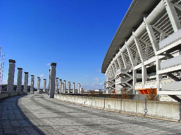 周辺環境:日産スタジアム(スポーツ等のビックイベントで度々利用される国内最大級72000席を確保したスタジアム。天然芝は1年中、最高の状態をキープ。)