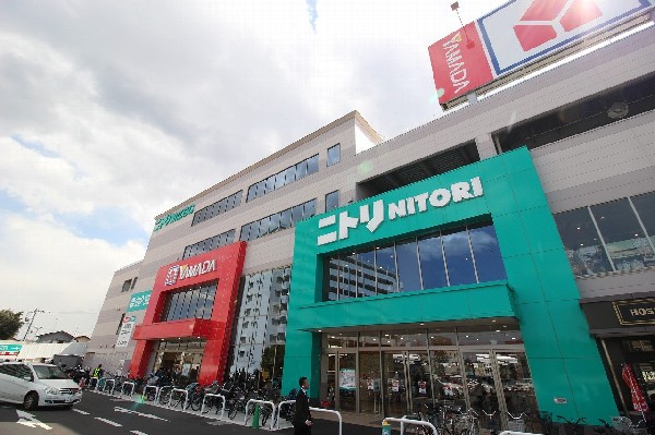 周辺環境:ニトリ 狛江世田谷通り店(ヤマダデンキ テックランド狛江店ほか飲食店も入っています。)
