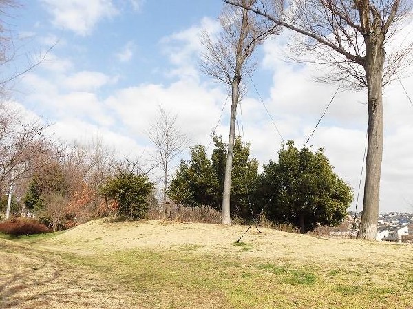 周辺環境:万福寺さとやま公園(徒歩約30分のコースをゆっくりと楽しむことができる公園。公園の北側に位置する円形広場の高台には見晴らしテラスが設置されています。)