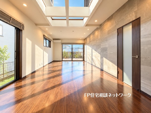 開放感を演出する吹抜け天井。実際の広さよりも空間の広がりを感じるので、より開放的な気分になります。