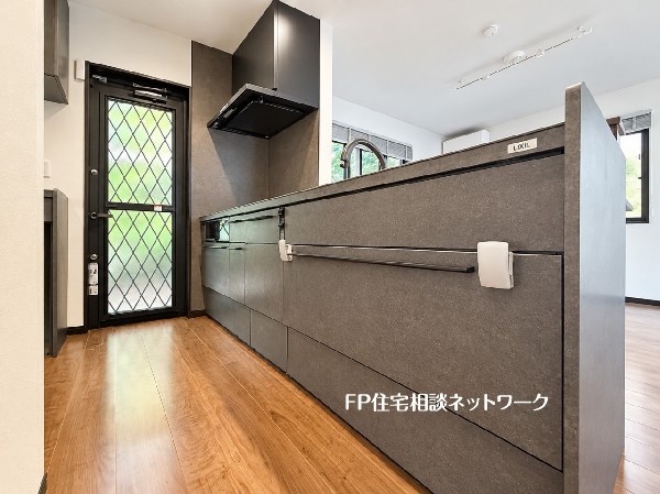 スライド収納付きのシステムキッチン。料理器具なども収納できて出し入れもスムーズ。収納量もたっぷりなので料理器具やストック調味料なども入れられる。