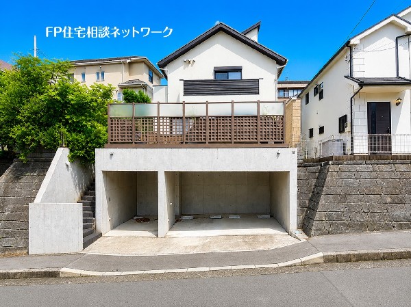 外観:令和2年築の築浅邸宅。東急田園都市線「宮崎台」駅まで徒歩14分。閑静な住宅街に佇む、ゆとりと開放感を感じる住まいです。落ち着いた住環境で、穏やかな暮らしを叶えます。