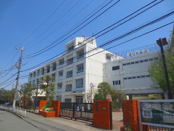 周辺環境:向丘中学校(成長の過程でより濃い時間を過ごす3年間。この学校で過ごす時間は、お子様にとって、とても大切な思い出となるはずです。)