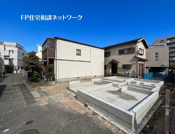 外観:閑静な住宅街に位置する、日当たり良好な物件です。青空が広がる開放的な環境で、明るい陽射しが降り注ぎます。周辺施設も充実しており、新たな生活を始めるのに適した好立地です。