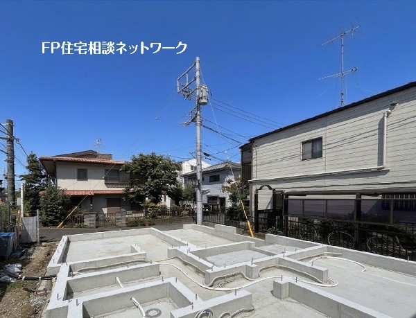 外観:青空の下、頑丈な基礎が完成しました。ここからご家族の新しい物語が始まります。閑静な住宅街で日当たり良好。長く安心して暮らせる住まいは丁寧な施工から。  