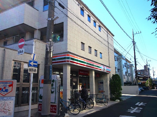 周辺環境:セブン-イレブン川崎菅1丁目店(時間を問わず、幅広い品物が揃うコンビニ。いまや日常生活に深く関係する最重要施設となりつつある。)