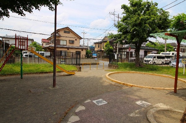 周辺環境:菅第4公園(近隣には、公園もあり、青空の下で駆け回ったり、遊具で遊んだり、思い思いの遊びができます。子供たちの元気で楽しそうな声が響き渡ります。)