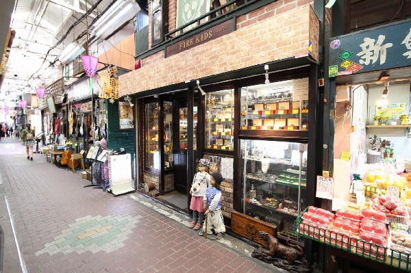 周辺環境:アンティークウォッチ　ファイアーキッズ(六角橋商店街の一本裏。仲見世通りアーケードにあるひときわ目を引くアンティークウォッチ専門店。こだわりの品ぞろえ。)