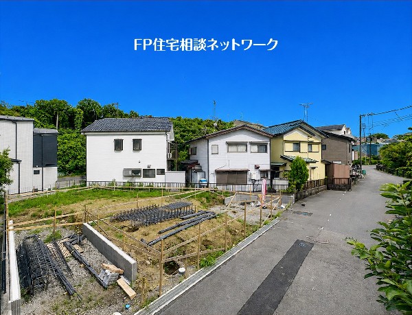 外観:自然豊かな環境と都市の利便性を兼ね備えた、落ち着いた住宅街の一角です。前面道路に面しており、開放的で明るい住環境が期待できます。