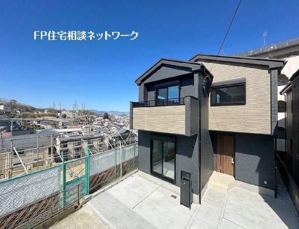 外観:【類似外観同仕様】施工例の為、分譲中の建物とは外壁、屋根開口部等の形状・仕様が異なります。