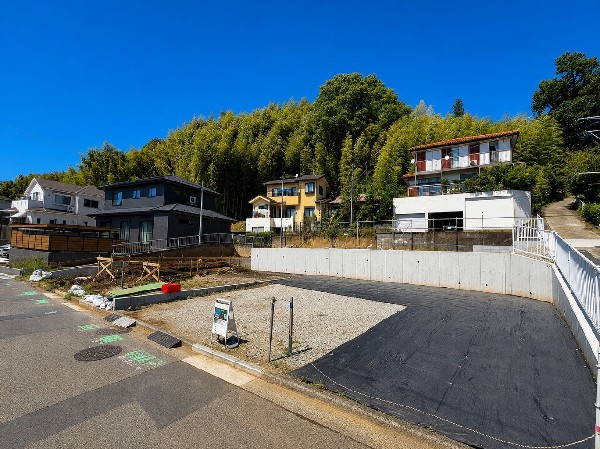 外観:閑静な住宅地で子育て家族にピッタリ。毎日のお散歩も快適な緑に恵まれたエリアで、自然に包まれた穏やかな暮らしを実現するための、ゆとりある住環境が整っています。