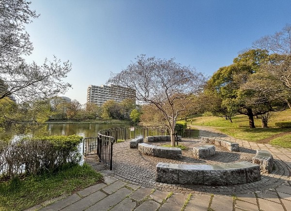 周辺環境:徳生公園(公園の中央にある大きな池が特徴的です。鴨やカワセミなどの野鳥の姿を楽しめます。)