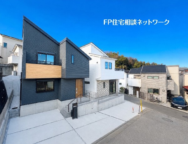 外観:【類似外観同仕様】施工例の為、分譲中の建物とは外壁、屋根開口部等の形状・仕様が異なります。【類似外観同仕様】施工例の為、分譲中の建物とは外壁、屋根開口部等の形状・仕様が異なります。