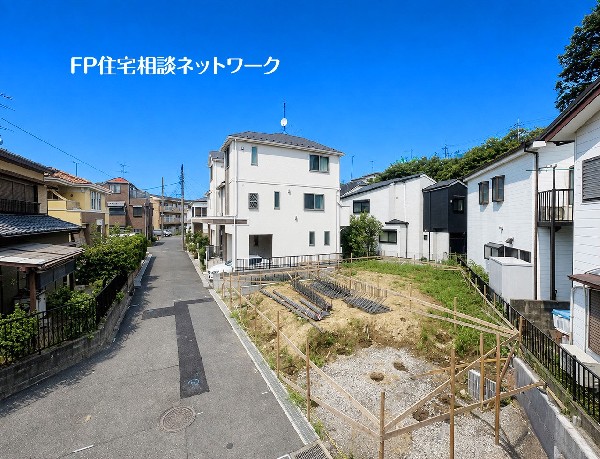 外観:緑を望む穏やかな環境に、新しい住まいが誕生。車2台駐車可能。完成した街並みの中で、理想の暮らしを描いてみませんか。