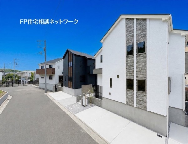 外観:【類似外観同仕様】施工例の為、分譲中の建物とは外壁、屋根開口部等の形状・仕様が異なります。