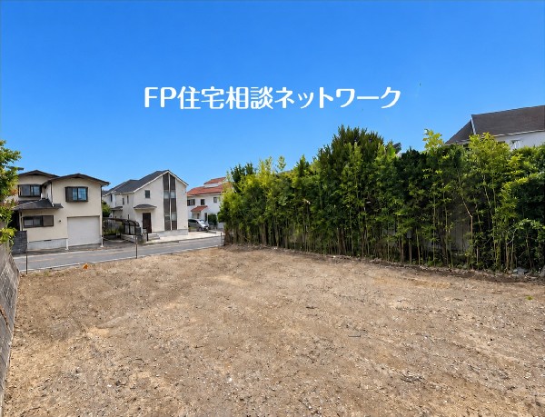 外観:綺麗に整地された平坦な売地です。前面道路との高低差も少なく、スムーズに車の出入りが可能です。周囲には緑豊かな植栽があり、落ち着いた住環境の中で理想の住まいづくりをスタートできます。