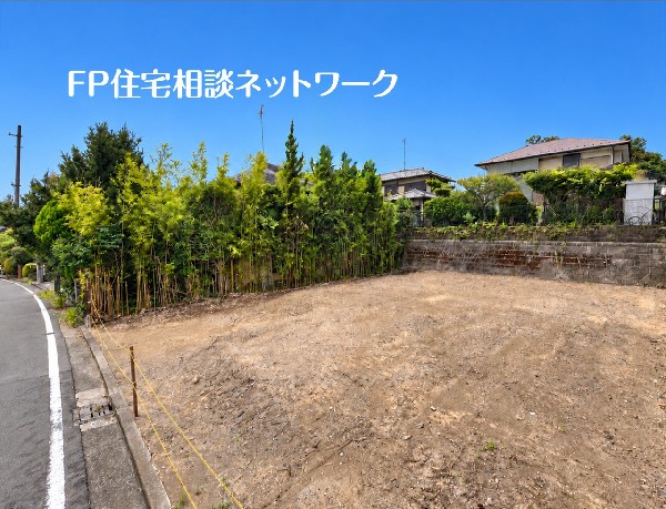外観:採光をたっぷり取り込める、陽当りの良い分譲地です。前面道路に沿って間口が広く、開放感があります。隣地との境界には豊かな緑の植栽が施されており、自然を感じられる穏やかな住環境です。