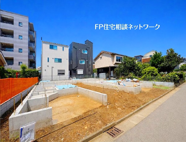 外観:周囲に高い建物が少ないため、日当たりや風通しの良さが期待できる現地です。現地周辺は車の交通量も少なく、静かで穏やかな住まい探しに適した環境です。