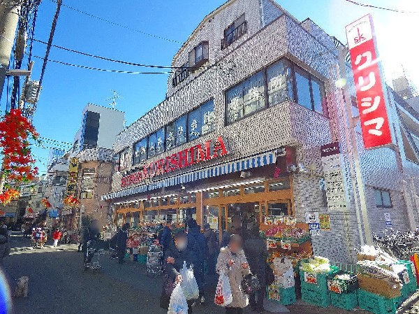 周辺環境:スーパー クリシマ 新城駅前店(新鮮な野菜・果物・鮮魚・精肉の安全で満足いく価格とボリュームあります。)