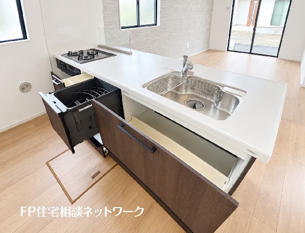 【キッチン】  豊富な収納力を誇るシステムキッチンは、奥の物も取り出しやすい引き出し収納です。