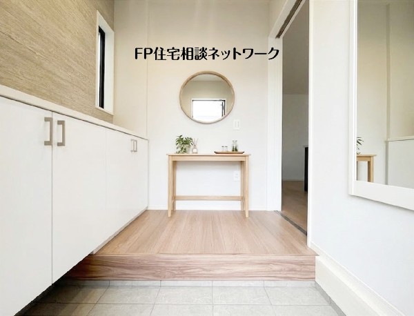 【玄関ホール】  本画像はAIがCGで家具を作成しており、実際の現地に家具は設置されておりません。また、販売価格に家具等は含まれておりません。
