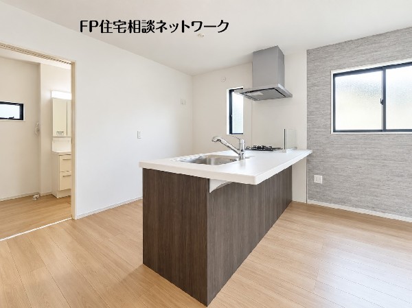 【キッチン】  リビングを見渡せるカウンターキッチンです。ご家族と会話を楽しみながらお料理ができます。洗面室へもスムーズに移動できる間取りとなっています。