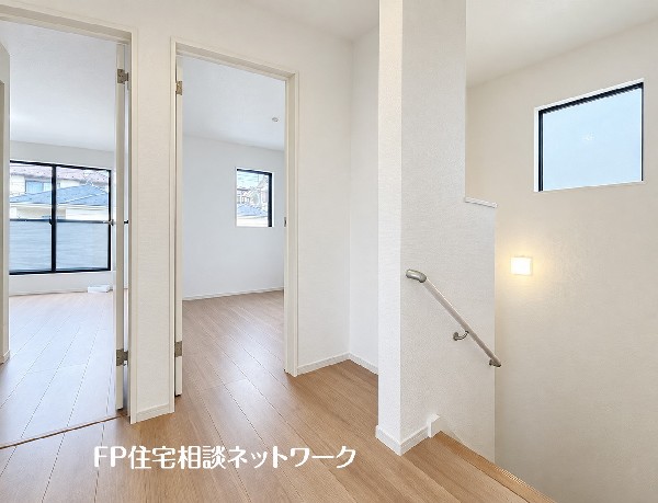【2階ホール】  階段上のホールは各洋室へ繋がるゆとりのある空間です。階段には手すりが設置され、安全な昇降をサポートします。