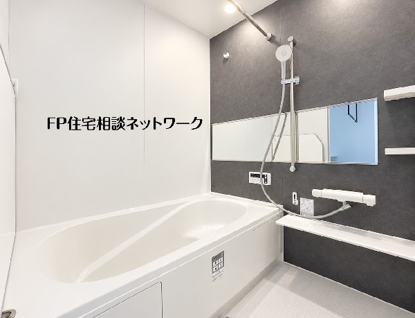 【浴室】  落ち着いた色調の壁面パネルが魅力的な浴室です。足を伸ばせるバスタブや便利なカウンターを備え、一日の疲れを癒やす空間となっています。