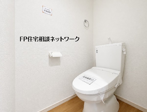 【トイレ】  白を基調とした清潔感のあるトイレです。温水洗浄便座を完備し、シンプルで使い勝手の良いデザインが魅力的な空間です。