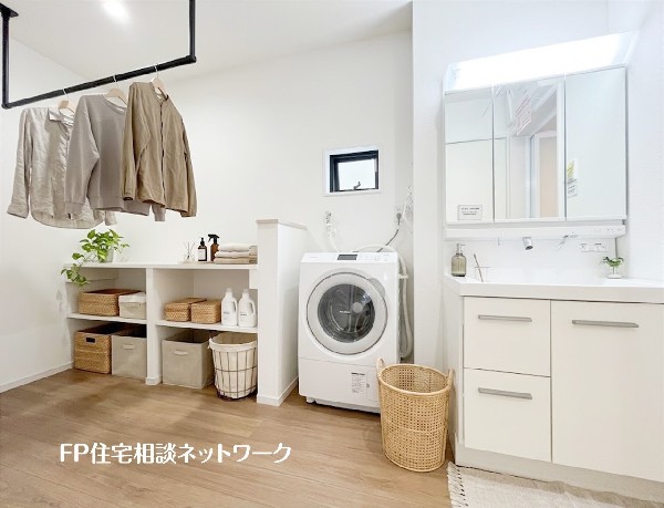 【浴室洗面室】  本画像はAIがCGで洗濯機・小物を作成しており、実際の現地に洗濯機・小物は設置されておりません。また、販売価格に洗濯機・小物等は含まれておりません。