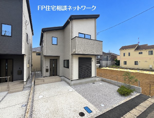 外観:【外観】  落ち着いた色調が魅力のモダンな2階建ての外観です。前面にはお車を駐車できるスペースが確保されており、日々の出し入れもスムーズ。すっきりとしたアプローチが外観を引き立てます。