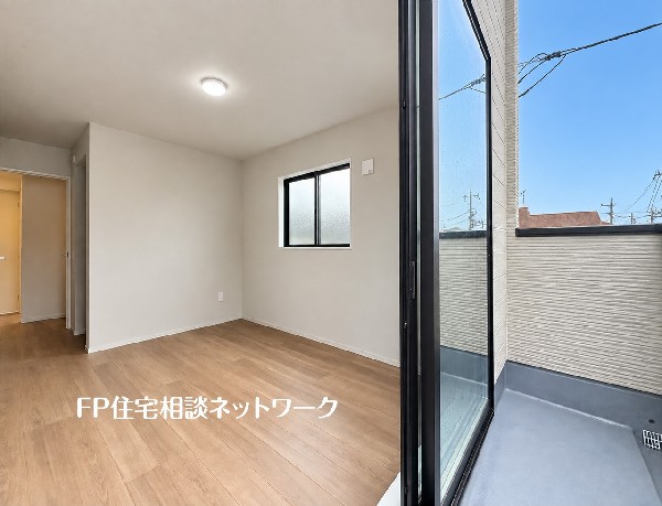 外観:【バルコニー】  大きな窓から自然光が差し込む明るい洋室です。バルコニーへ直接出入りできるため、お洗濯の際
