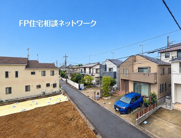 外観:【バルコニーからの景色】  閑静な住宅街が広がる穏やかな住環境です。周囲に視界を遮る高い建物がなく、青空を見渡せる開放的な眺望をお楽しみいただけます。陽当りや風通しの良さも十分に期待できる立地となってい