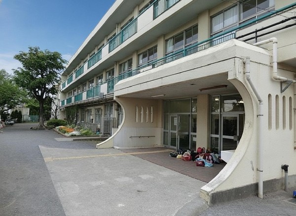 周辺環境:町田市立町田第五小学校(お子様が一日の中でも長い時間を過ごす小学校。のびのびと過ごし、広い校庭で元気に駆け回ったり、どんどん成長していくお子様の姿が目に浮かびます。)