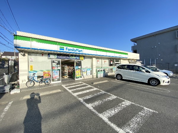 周辺環境:ファミリーマート町田本町田店(時間を問わず、幅広い品物が揃うコンビニ。いまや買物だけではなく、日常生活に深く関係する最重要施設となりつつある。)