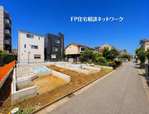 外観:青空が広がる開放的な現地。周辺はすっきりと整った住宅街となっており、前面道路からの車の出し入れもしやすい落ち着いた住環境です。