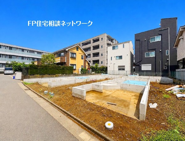 外観:前面道路に面した区画整理が進む建築現場の様子です。日々の暮らしにゆとりと安心感をもたらす、明るく開放的な雰囲気に包まれたエリアとなっています。