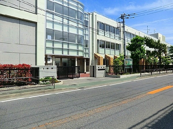 周辺環境:橘中学校(校訓は「向上心」意欲を持って学習し豊かな知識、思いやりの心と、正しい判断力を身に付けよう。からだをきたえ、自分の健康は自分で育てよう。等)