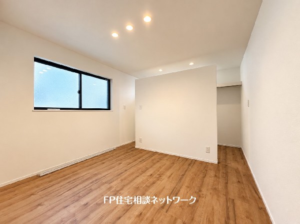 深いやすらぎへと誘う主寝室。約9帖のゆとりの広さと、落ち着いた内装仕様でプライベートな時間を心豊かにお過ごしいただけるように配慮。