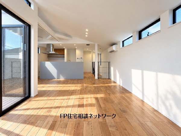 大切な家族が集まるからこそLDKにはこだわりたい。日当たりのよい広いＬＤＫを、子供たちが元気に走り回っている姿を見た時「広い家にして良かった」と思う。