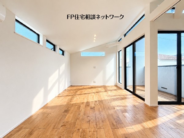開放感を演出する勾配天井。実際の広さよりも空間の広がりを感じるので、より開放的な気分になります。お洒落なＬＤＫを演出できます。