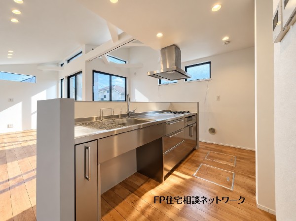 空間の主役となるスタイリッシュなアイランドキッチン。ステンレスの洗練された質感が、デザイナーズ住宅ならではの上質な雰囲気を演出します。